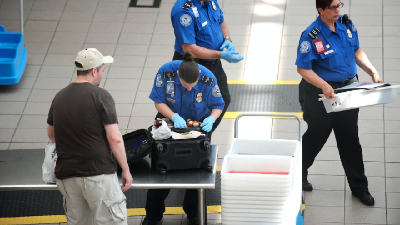 Este documento es necesario sólo para 
<b>personas mayores de 18 años</b>; tiene un costo de $25 para el trámite o la renovación y su vigencia es por 8 años, excepto para las personas mayores de 65.