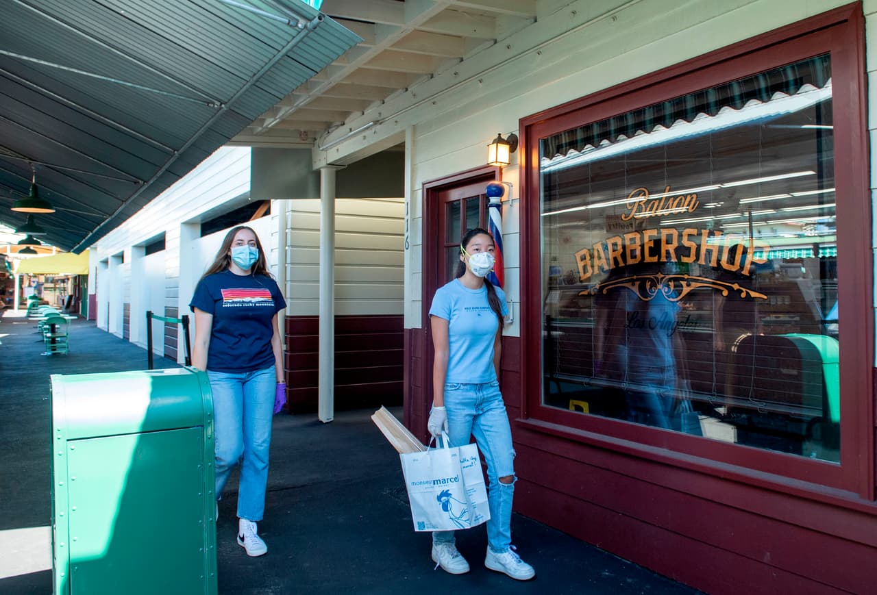 El programa que inició solo como una obra de amabilidad que un joven puso en marcha para ayudar a las personas de su comunidad ya ha crecido hasta convertirse en un servicio con sucursales en 
<a href="https://www.zoomerstoboomers.com/" target="_blank">25 ciudades </a>de Estados Unidos.