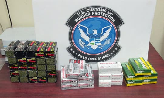 Una mujer de Sonora fue arrestada en el Puerto de San Luis por intentar traficar amuniciones hacia México.