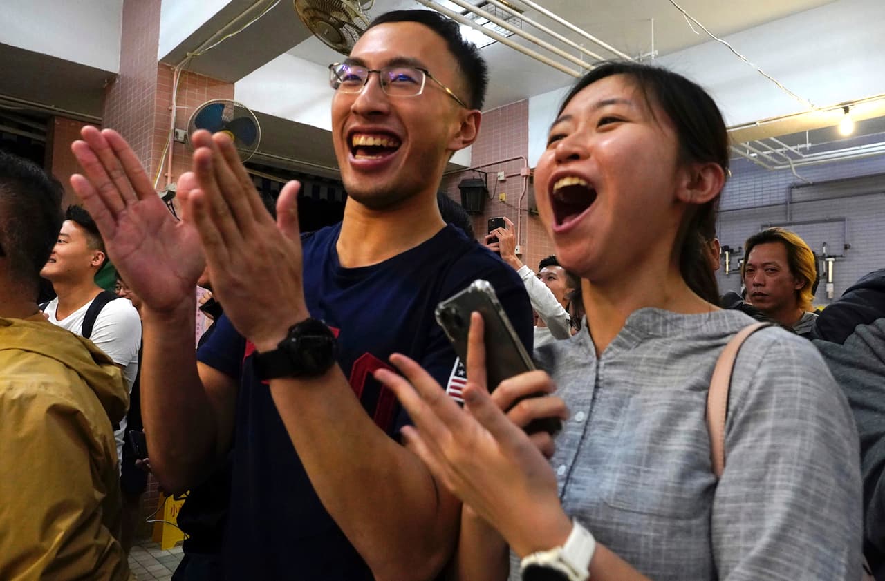 Votantes prodemocracia celebrando el triunfo de sus candidatos. Entre las cinco reivindicaciones del movimiento de protesta figuran la inclusión del sufragio universal en esta ciudad de 7.5 millones de habitantes y una investigación sobre lo que califican de violencia policial.