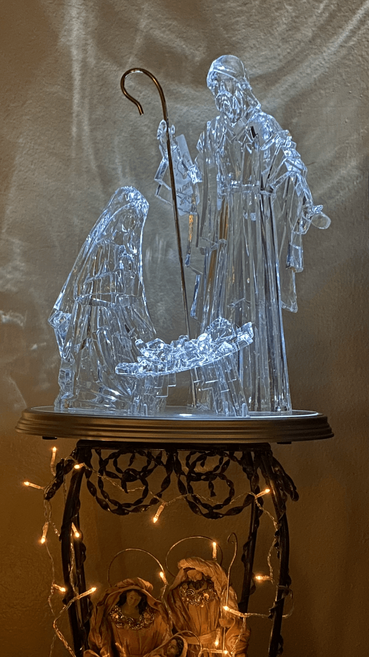 Gustavo B. decoró su casa con un nacimiento de cristal que se ilumina por abajo irradiando luz.