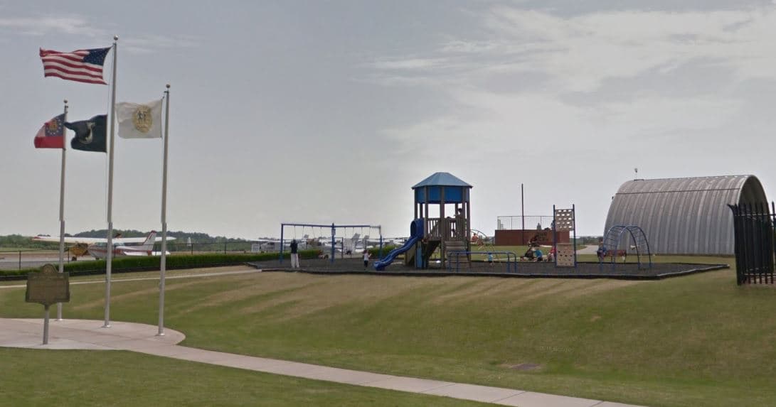 <b>DeKalb Peachtree Park</b> 
<b>(2000 Airport Rd, Atlanta)</b>. No, no es broma, es un parque de juegos en el aeropuerto. Este parque infantil no es el más grande y no está equipado con lo más sofisticado, pero tiene algo que ningún otro patio de juegos en Georgia puede ofrecer: una vista increíble de los aviones que despegan y aterrizan en el aeropuerto Peachtree-DeKalb en el condado de Dekalb.