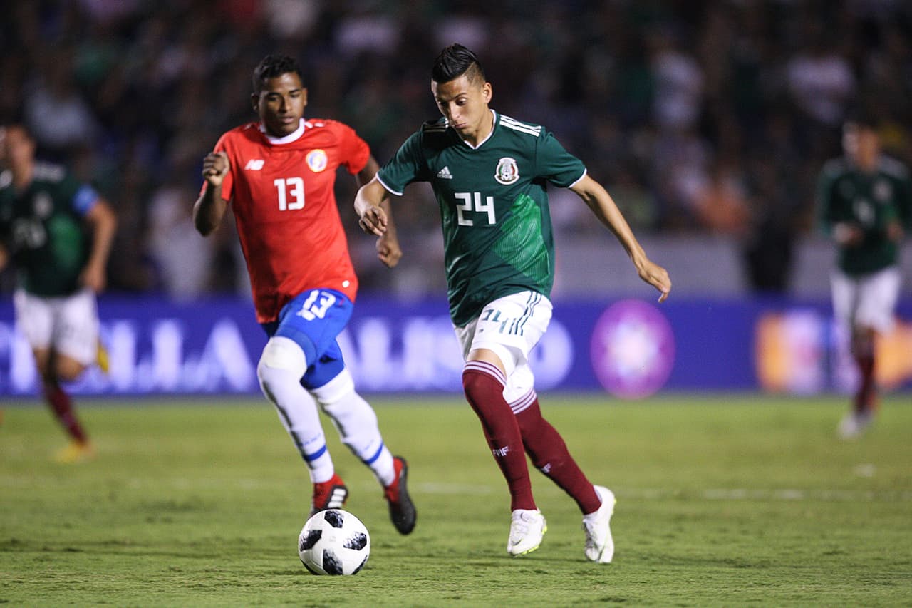 Roberto Alvarado, del Cruz Azul, se estaba comenzando a convertir en un jugador incómdo para los Ticos por el lado izquierdo del campo, con sus desbordes y picardía.