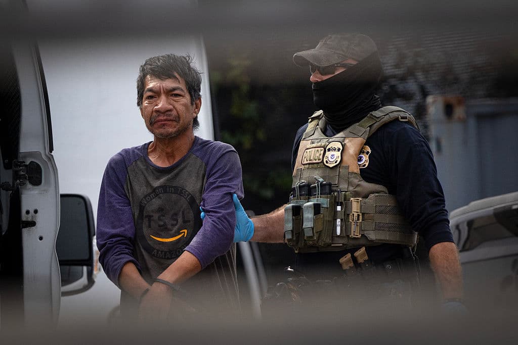 Uno de los hombres arrestado por los agentes como parte del operativo Midway Blitz.