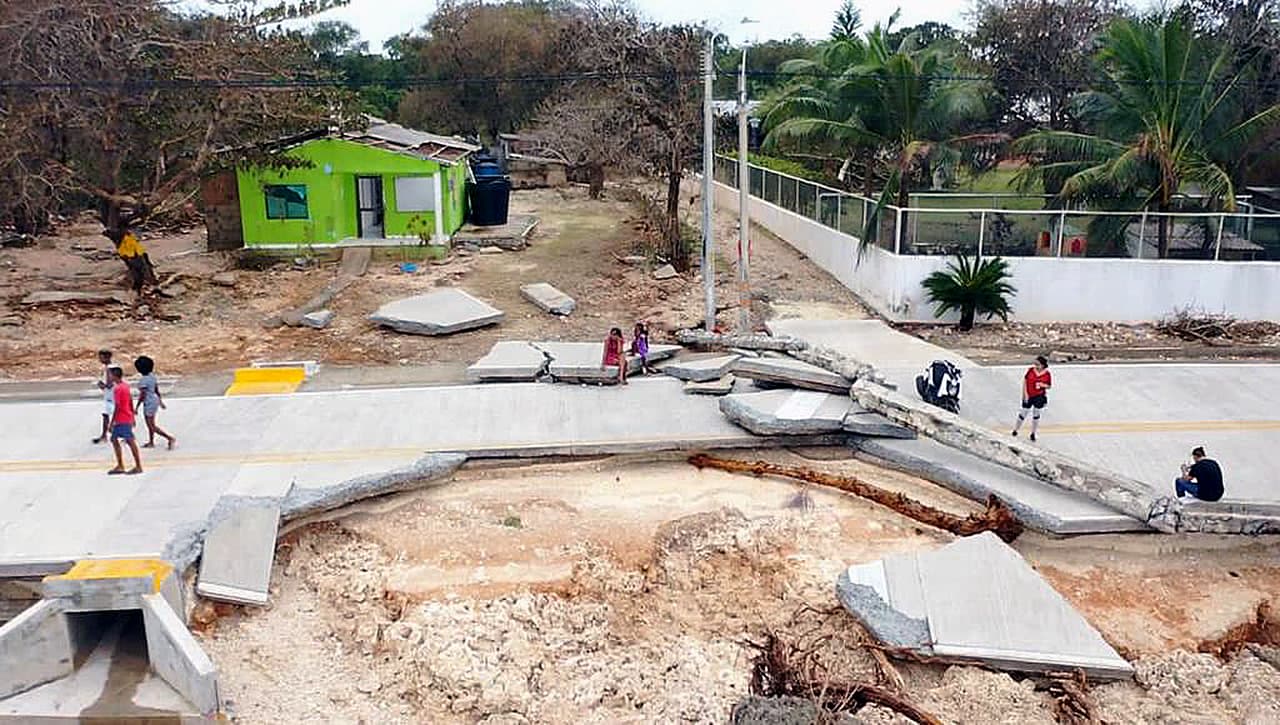 Una calle destrozada por Iota en San Andrés, otra de las islas cercanas a Nicaragua que conforman el departamento colombiano de San Andrés. Duque lamentó la "pérdida" de Vincent Archibold y Fuentes Levingston, fallecidos en las islas de Santa Catalina y Providencia, respectivamente.