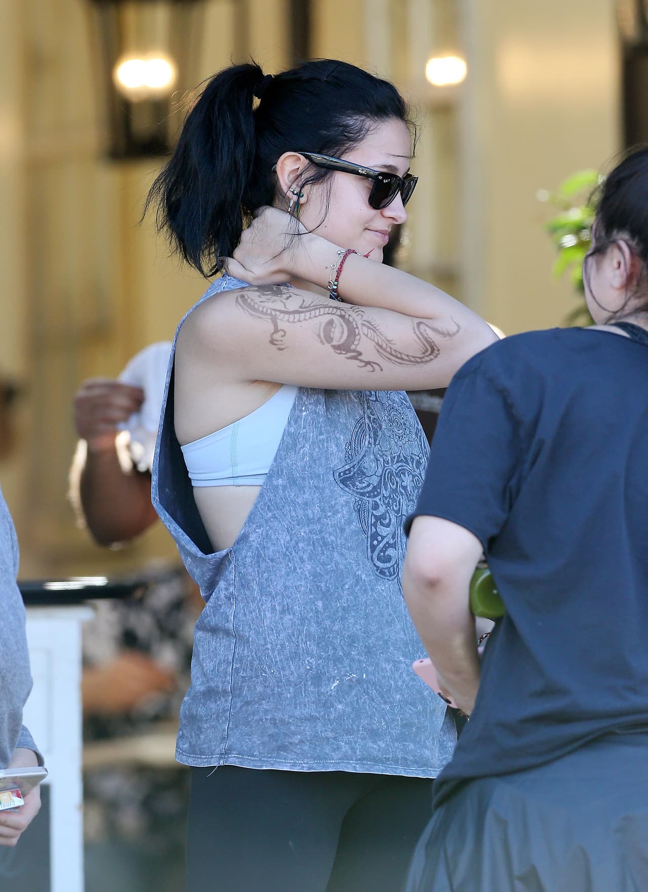 La joven, quien recién estrenó un tatuaje de dragón en el brazo derecho, expresó su ira en Instagram.