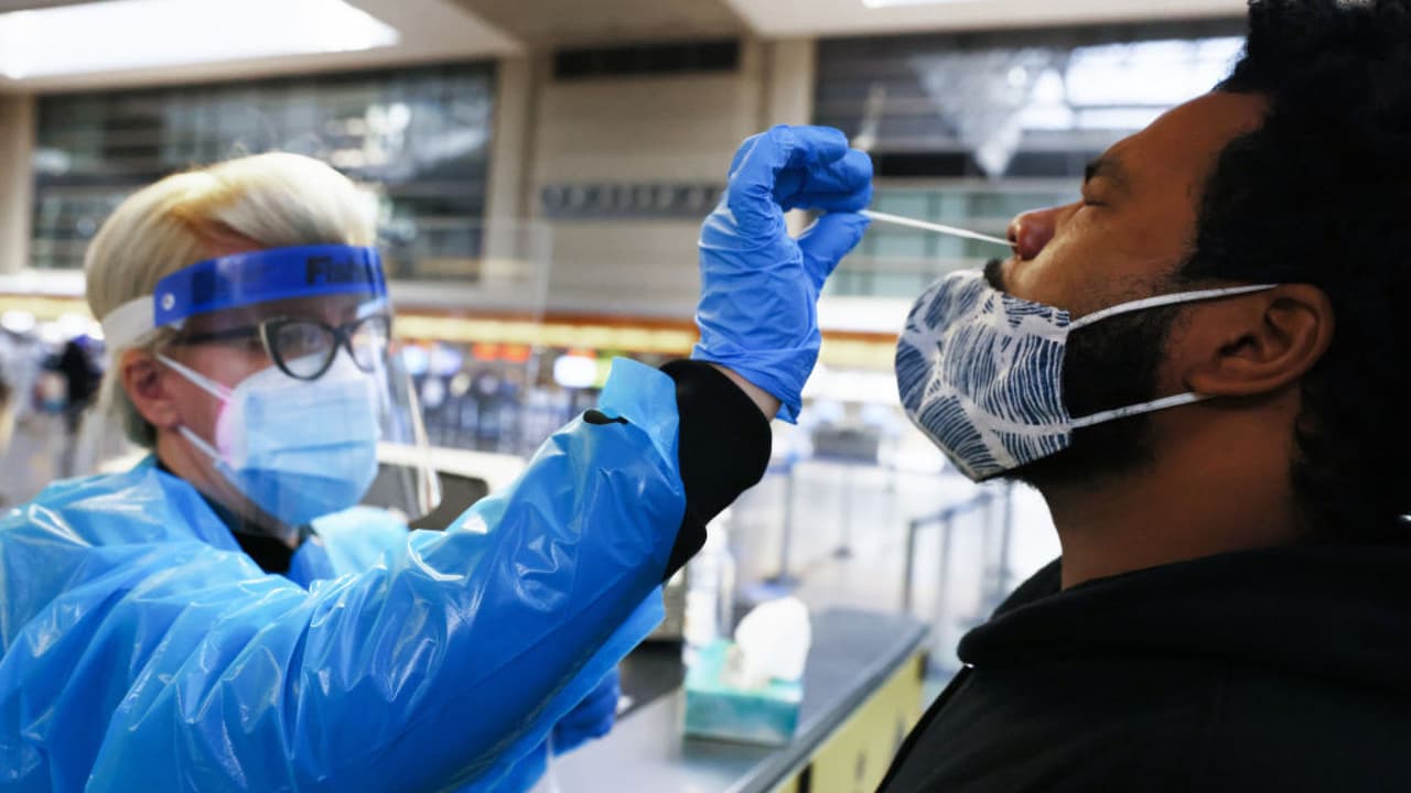 <b>En video.</b> Nuevas medidas en el aeropuerto de Los Ángeles ante la incertidumbre por ómicron.