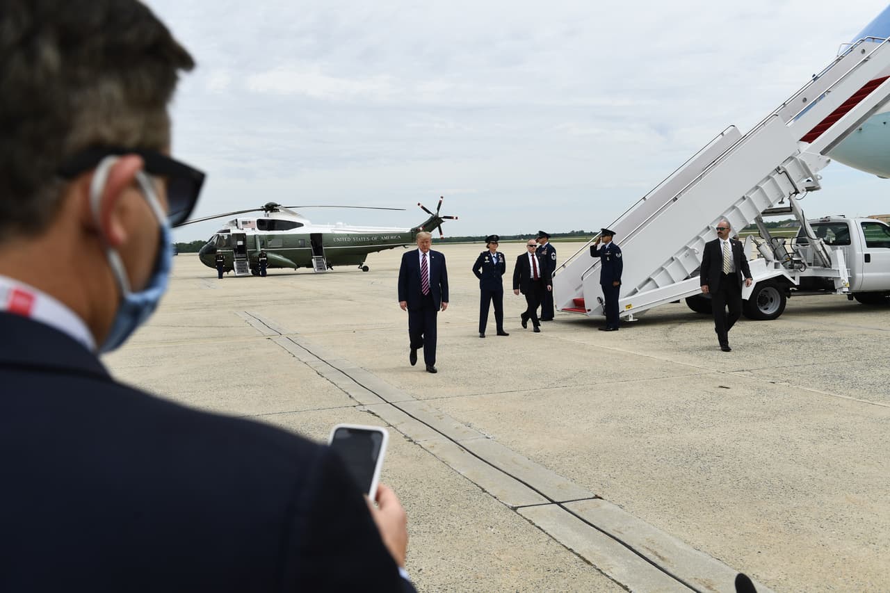 El presidente Donald Trump llegó este martes a Phoenix para visitar la planta Honeywell, una empresa multinacional dedicada a la construcción de motores para aviones que dio un giro a su producción para elaborar máscaras N-95 que necesita el personal médico y de primera línea en medio de la pandemia del coronavirus.