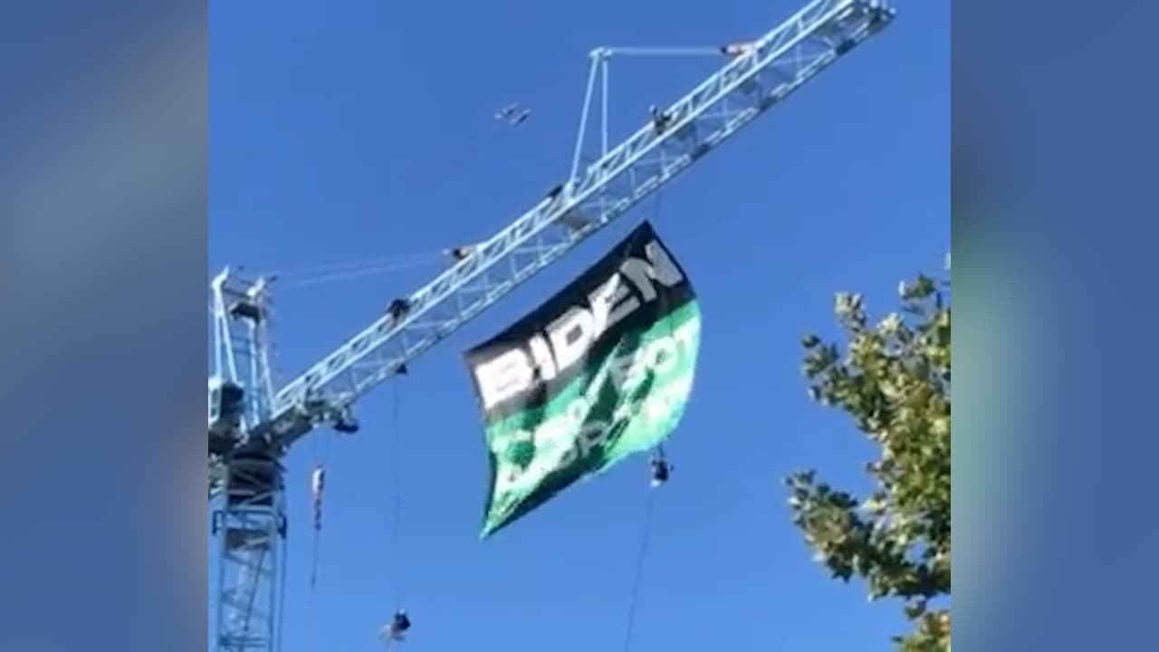 Exigen a Joe Biden 'proteger el aborto' mediante pancarta desde una grúa de construcción