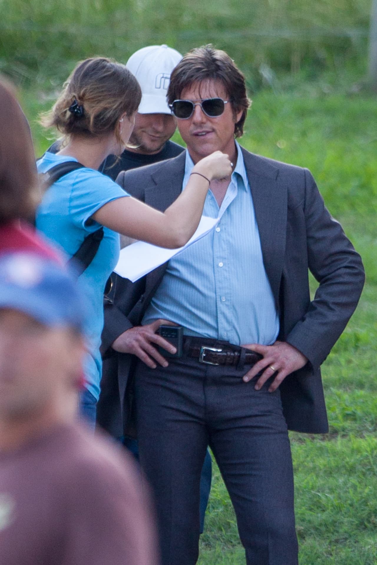 Captaron al actor con su nueva asistente Emily en el set de su nueva película “Mena”.