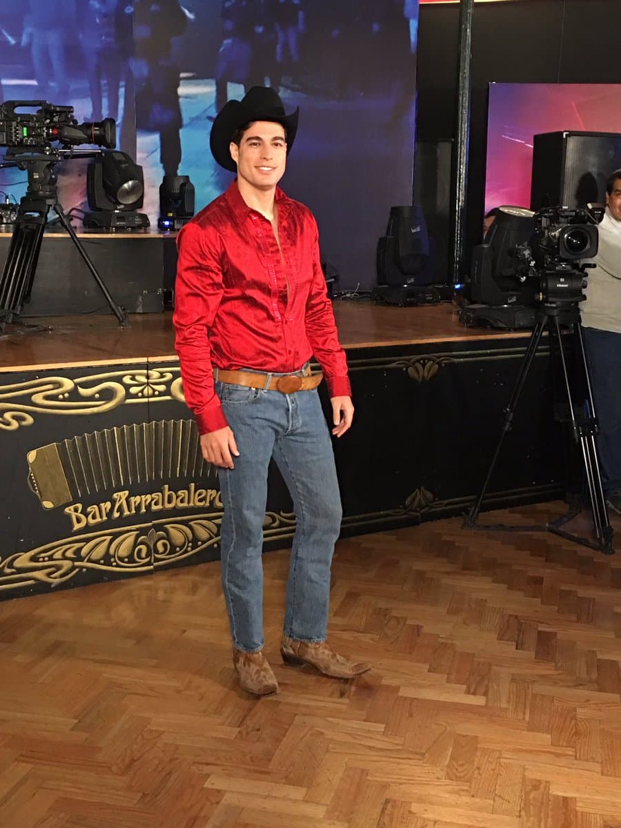 Danilo Carrera está listo para hacer travesuras en 'La Doble Vida de Estela Carrillo'.