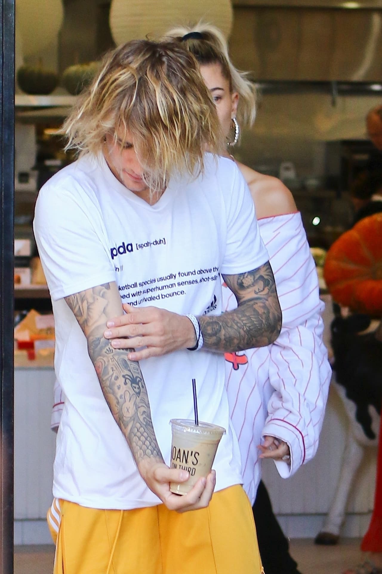 TMZ reportó que el pasado jueves, 
<b><a href="https://www.univision.com/entretenimiento/justin-bieber-sumido-en-la-tristeza-al-cumplir-su-primer-mes-de-casado-con-hailey-baldwin-fotos">Justin Bieber estuvo cerca de cinco horas dialogando con su pastor</a></b>, una charla que al parecer le sentó bien.