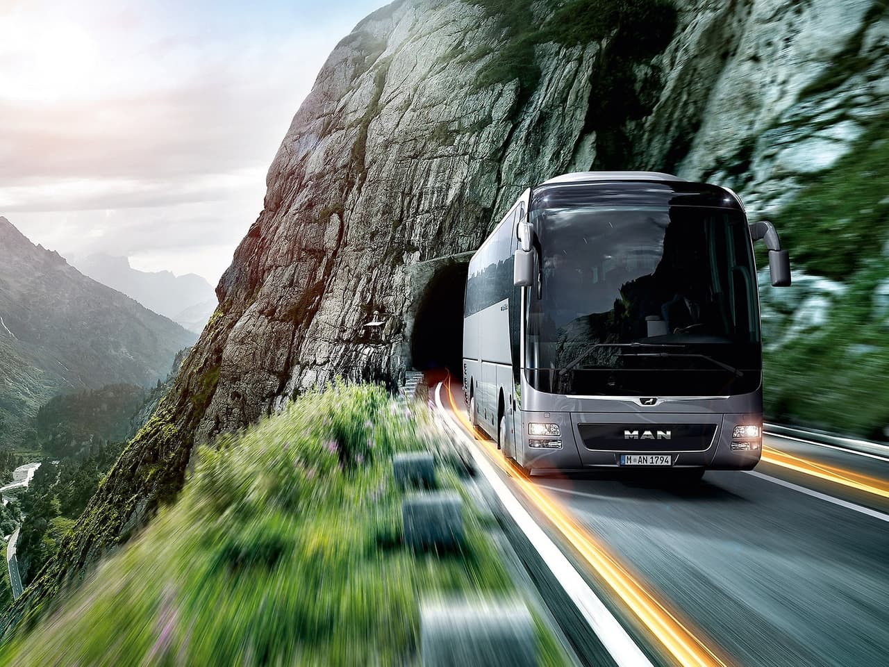 El
<b> MAN Lion's Coach</b> que traslada a los
<b>Tiburones Rojos</b> mide exactos 12,000 mm de longitud, y es potenciado por un
<b>motor D 2066 de seis cilindros con 420 caballos de fuerza</b>. Su transmisión es manual, de seis velocidades.