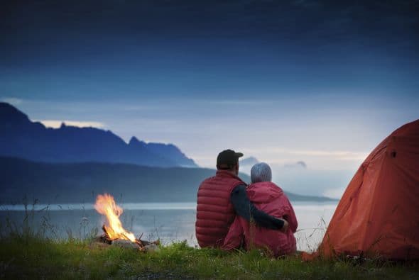 <b>Acampar en un parque: bajo riesgo</b>
<br>"En cuanto a las actividades de verano, esto es menos riesgoso desde la perspectiva del virus", dice Rebecca Katz de Georgetown. Estás al aire libre y aislado. Pero si vas con un grupo, asegúrate de que puedes confiar en tus compañeros campistas. ¿Han estado distanciando socialmente y siguiendo las pautas? De lo contrario, podrían ser propagadores asintomáticos del coronavirus.
<br>
<br>
<b>¿Qué altera el riesgo?</b> Por supuesto, los riesgos pueden colarse, dependiendo de los detalles. "¿Estás acampando en un lugar aislado al aire libre con tu familia?" Katz pregunta: este es el escenario de menor riesgo. Es más peligroso si estás en un campamento lleno de gente con un baño compartido y áreas de picnic comunales, dice ella. "Dormir en tiendas de campaña junto con otros [no en su hogar] ciertamente puede ser una configuración para la transmisión", agrega Karan.
<br>
<br>L
<b>a actividad en sí es de bajo riesgo, pero las personas con las que estará en contacto cercano durante el viaje podrían aumentar el riesgo</b>.
<br>