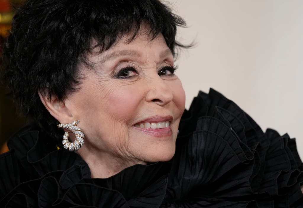 Finalmente, Moreno expresó su descontento ante la "exposición negativa" que se hace de las mujeres en las alfombras rojas, afirmando que esta situación es "muy triste".