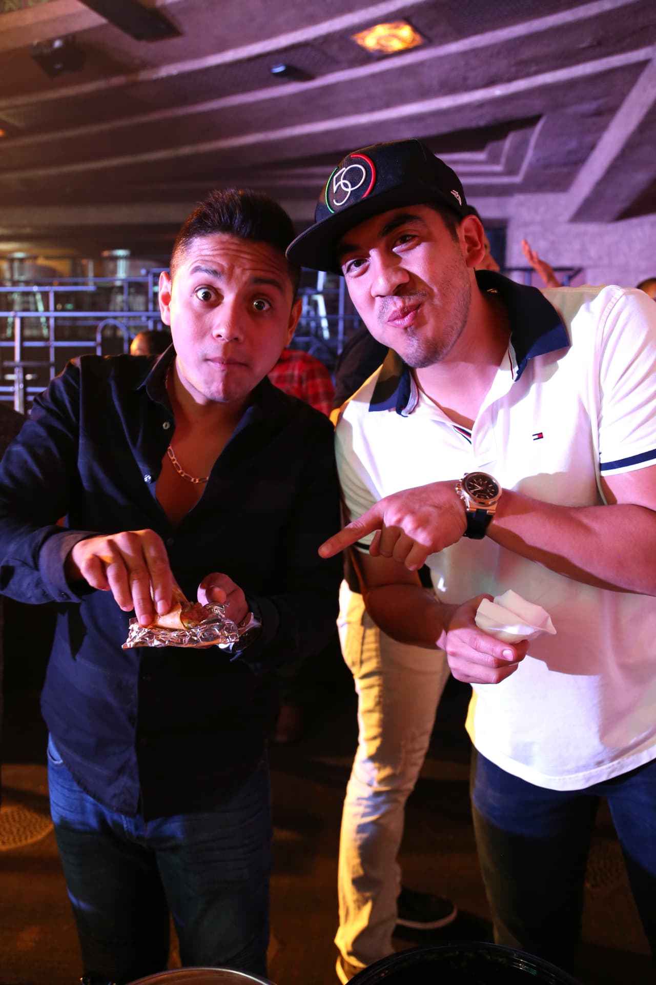 Nos imaginamos que esos ojos que hizo Erick es porque ya perdió la cuenta de los tacos que lleva...