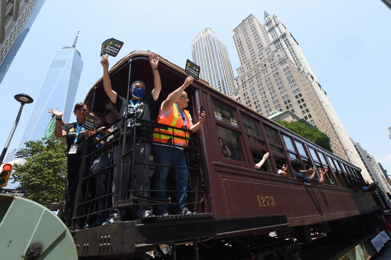 Los socorristas fueron transportados por un vagón de subway antiguo durante el desfile.