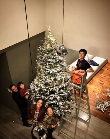 El conductor Yordi Rosado muestra la decoración navideña de su hogar, en compañía de su esposa Rebeca y sus hijos Santiago, Regina y Elías.