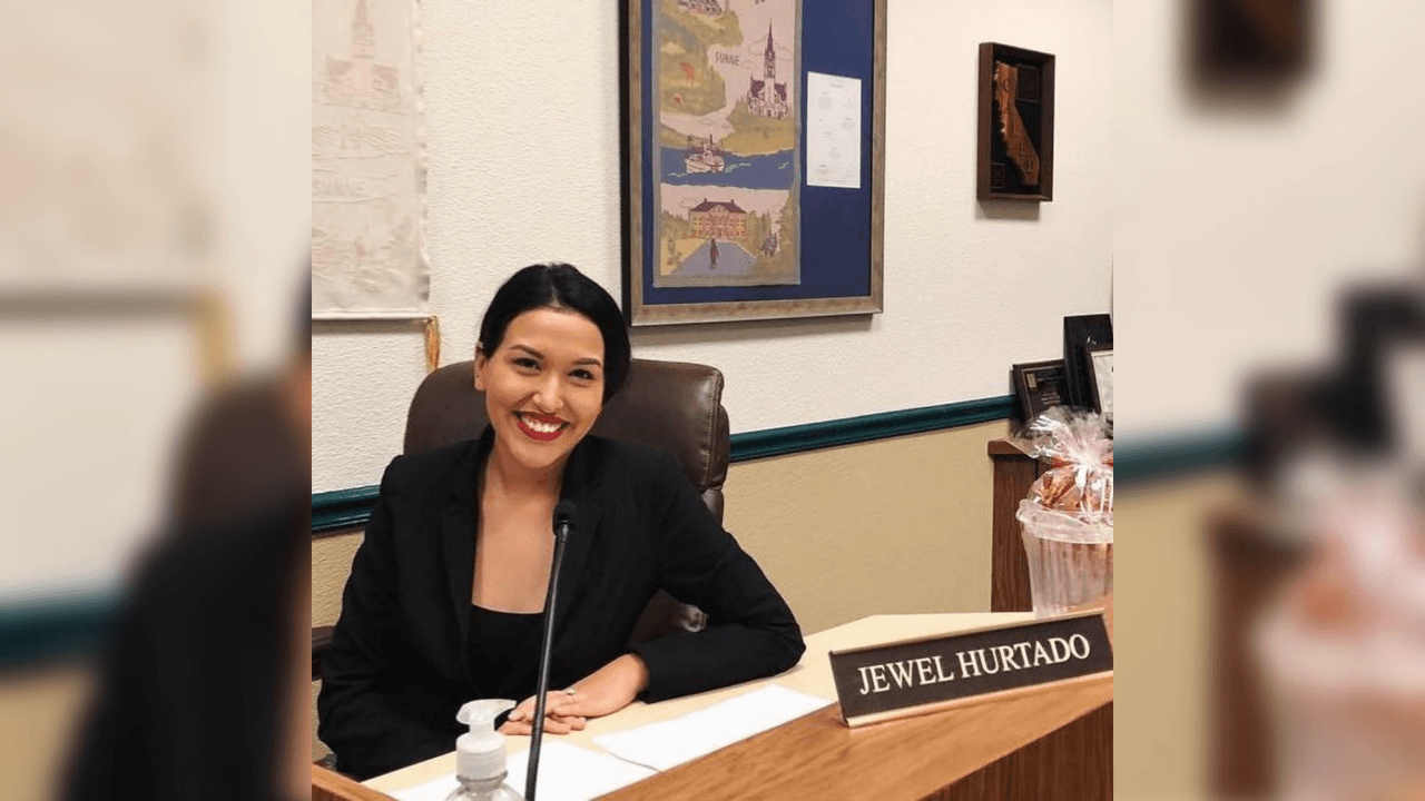 Jewel Hurtado
<b>estudió sociología</b> en Fresno City College.
<br>