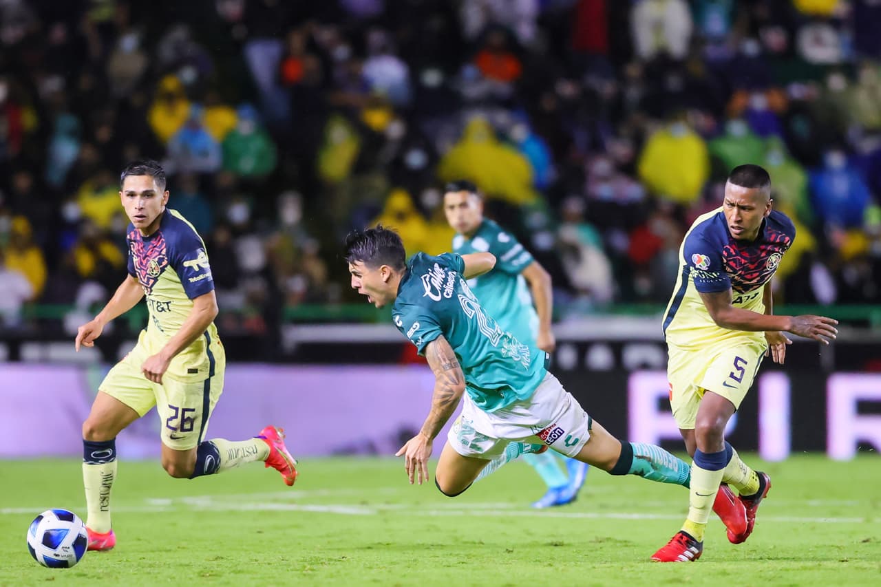 A 10 minutos del final, Santiago Solari metió a otro defensa central para formar una línea de 5 y así asegurar al menos el punto del empate.
