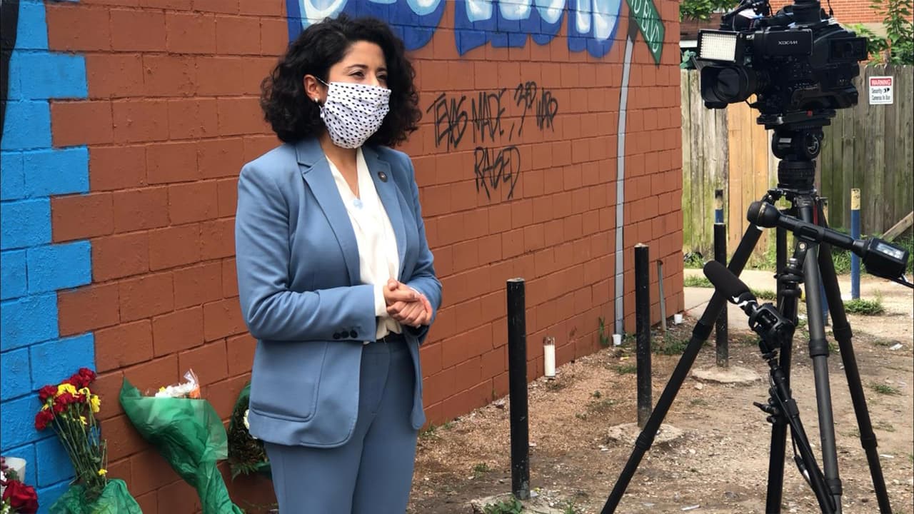 La jueza del condado Harris,
<a href="https://www.univision.com/temas/lina-hidalgo">Lina Hidalgo</a>, visitó la mañana del miércoles un mural que se hizo en Houston para honrar la memoria de George Floyd.