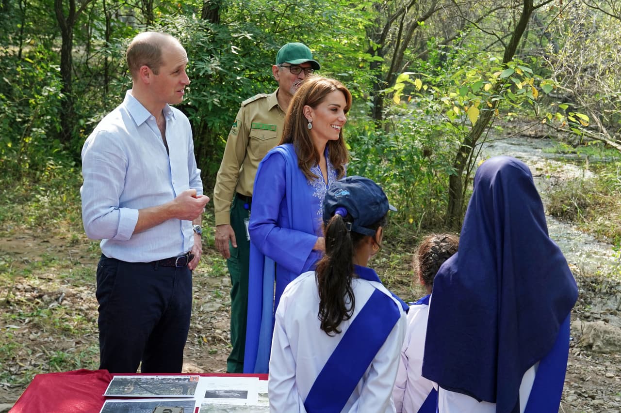 Más tarde, en el 
<b><a href="https://www.discover-pakistan.com/margalla-hills-national-park.html" target="_blank">Parque Nacional de las Colinas de Margallah</a></b>, el matrimonio británico conoció el trabajo de conservación en el lugar y cómo los jóvenes y niños aprenden sobre la protección del medio ambiente.