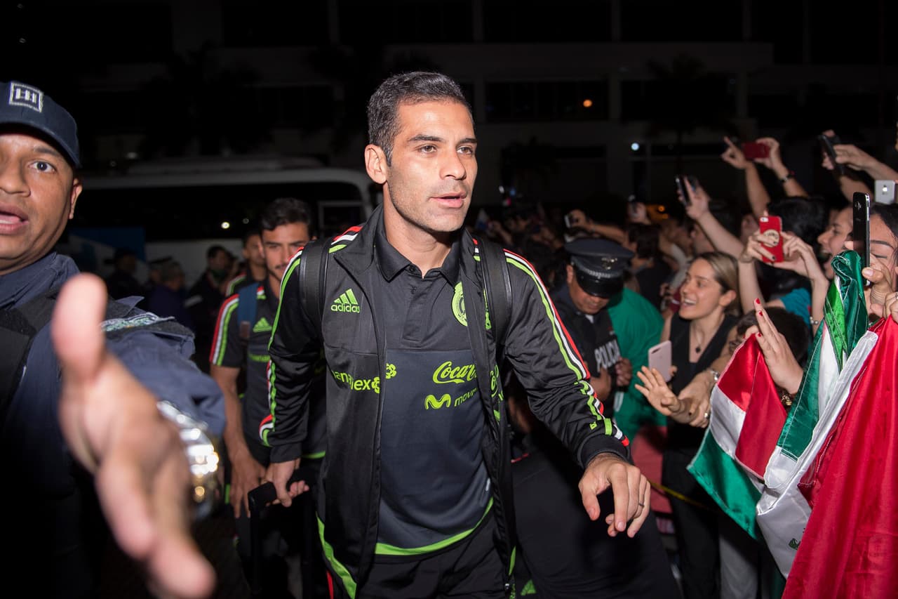 El Tri tuvo recepción de rockstar al llegar al hotel en Panamá