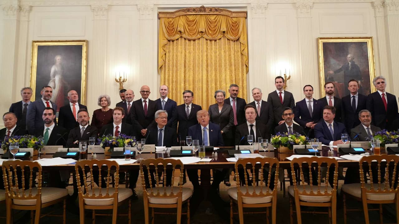 Líderes de la IA firman por la autorregulación en la Casa Blanca y Donald Trump rebautiza la tecnología