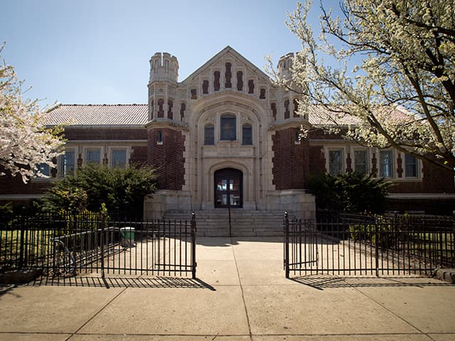 <b>Richmond Library</b>
<br>2987 Almond Street
<br>Philadelphia, PA 19134-4955
<br>215-685-9992
<br>
<br>La primera encarnación de la 
<a href="https://libwww.freelibrary.org/locations/richmond-library" target="_blank">biblioteca de Richmond</a> fue en 1897 como una "Biblioteca itinerante" de 300 libros en una tienda de harina y piensos ubicada en 2965 Richmond Street. En 1897, los ministros protestantes reunieron a la comunidad para establecer una biblioteca de barrio. Los años siguientes, la biblioteca se trasladó al segundo piso de Mutual Hall Association en la esquina de Richmond Street y Neff (ahora Indiana). Con un horario ampliado, se llamó Port Richmond Branch y albergaba 3000 libros. La biblioteca abrió el 15 de marzo de 1910. Fue renovada en 1994. 
<br>