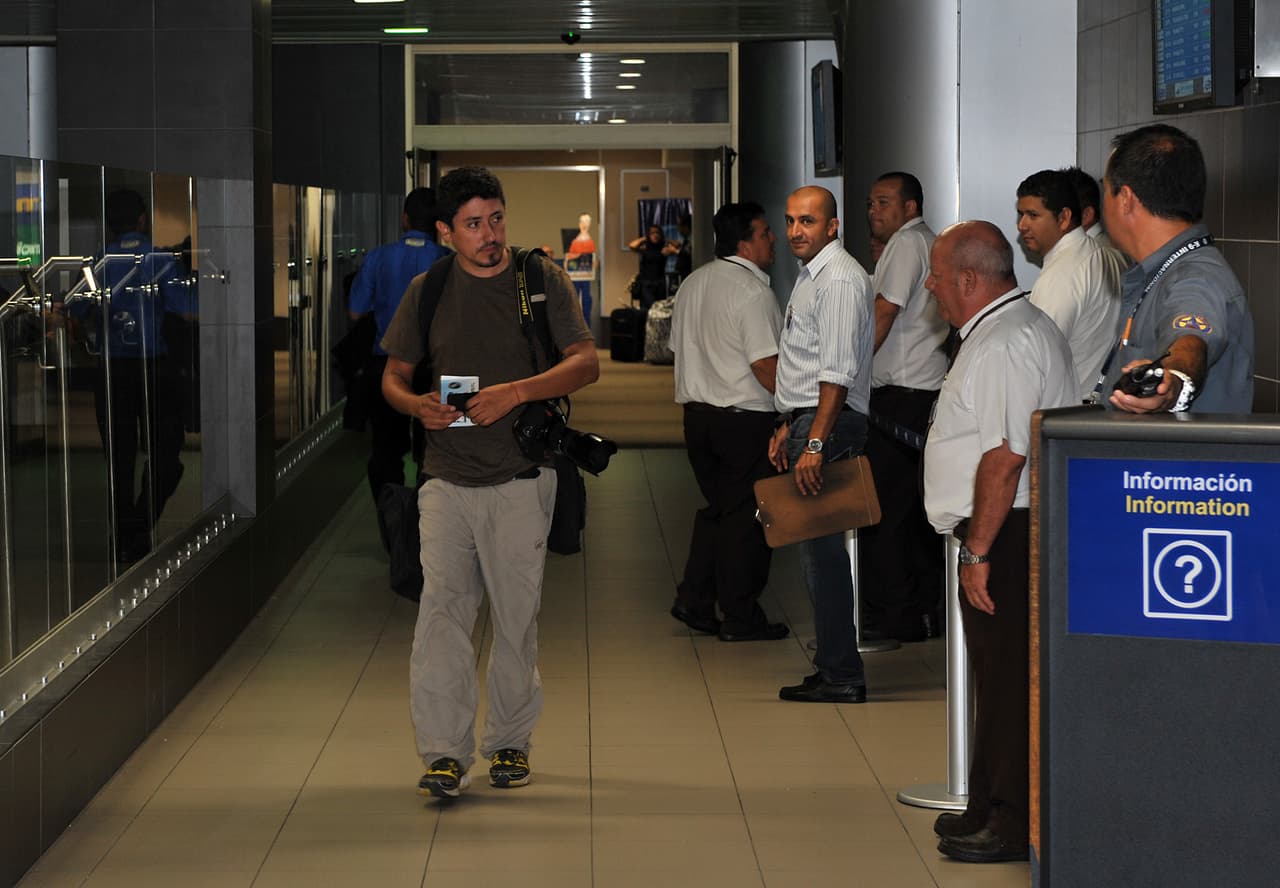 Al fotógrafo Héctor Retamal lo expulsaron señalado de violar la ley de migración.