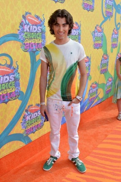 El joven talento Blake Michael se tomó muy en serio la temática del colorido de la alfombra, que incluso derramó un poco de pintura sobre sus pantaloncillos blancos.