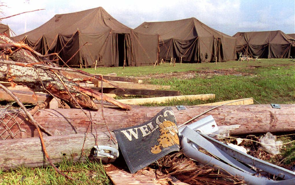 Y 
<a href="https://www.univision.com/local/miami-wltv/el-huracan-andrew-cambio-la-historia-del-sur-de-florida-ya-se-cumplen-30-anos-video" target="_blank">ciudades como Homestead y Florida City quedaron en escombros</a>. Y más de un millón de personas quedaron sin luz eléctrica. 
<br>