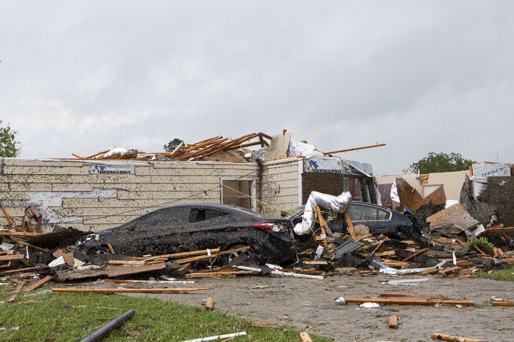 Los tornados arrasaron en el estado de Mississippi, matando al menos a 11 personas, dijeron funcionarios este lunes mientras siguen investigando los detalles sobre los daños causados.