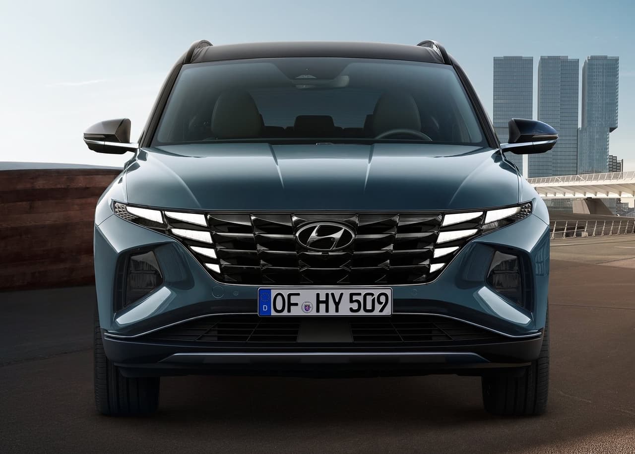 Bajo este nueva filosofía de diseño, lo primero que resalta a la vista es su grupo óptico moderno, a lo que el fabricante se refiere como “faros ocultos paramétricos”, pues cuando están apagados dan la impresión de no existir y que más bien se trata de una parrilla extendida.