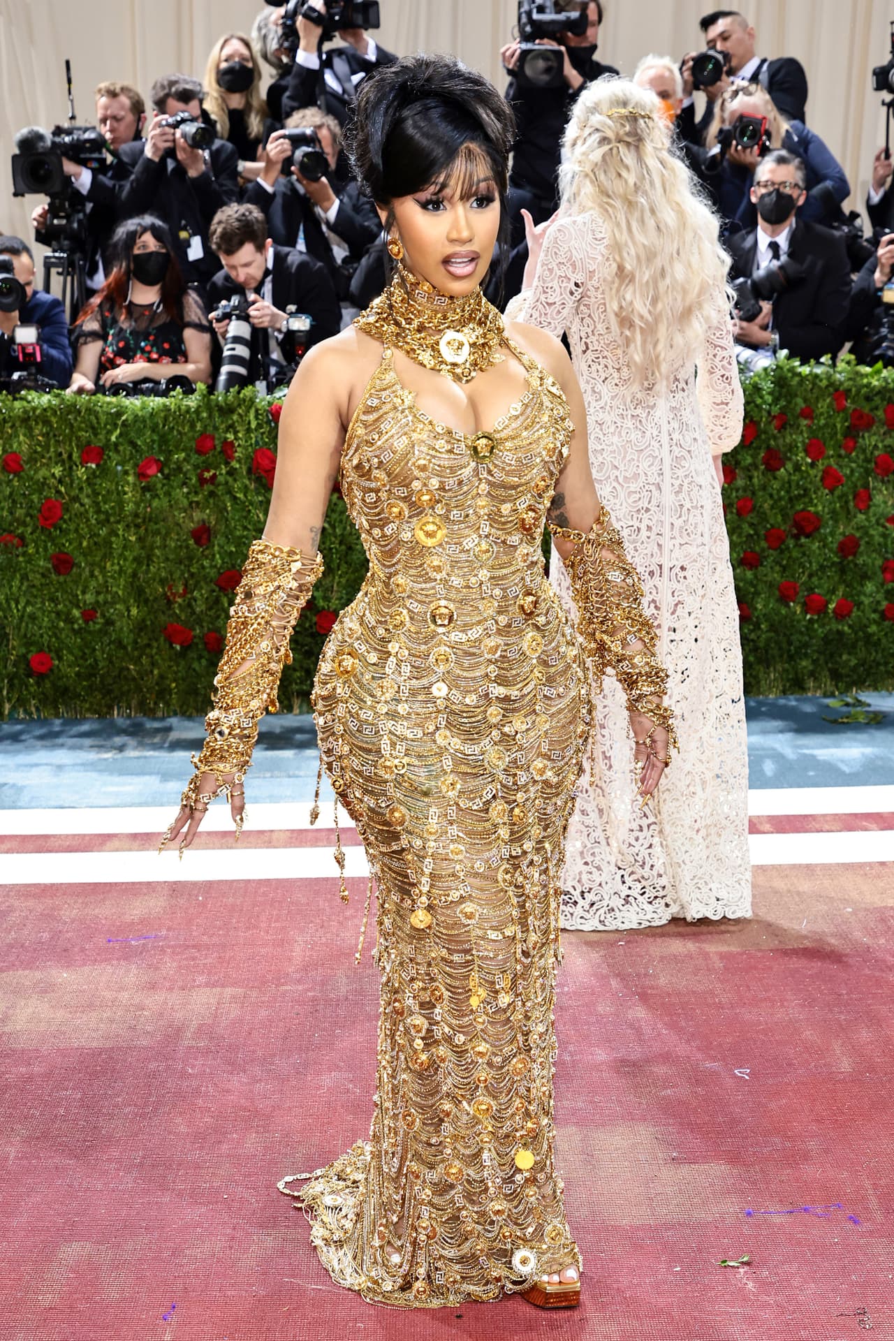 <b>Cardi B</b> no decepcionó a quienes esperaban verla en un look extravagante para su tercera aparición en la Met Gala. Para la edición del 2022, lució un vestido Versace hecho de cadenas de monedas doradas, que reflejaban la era de opulencia del tema del año.
