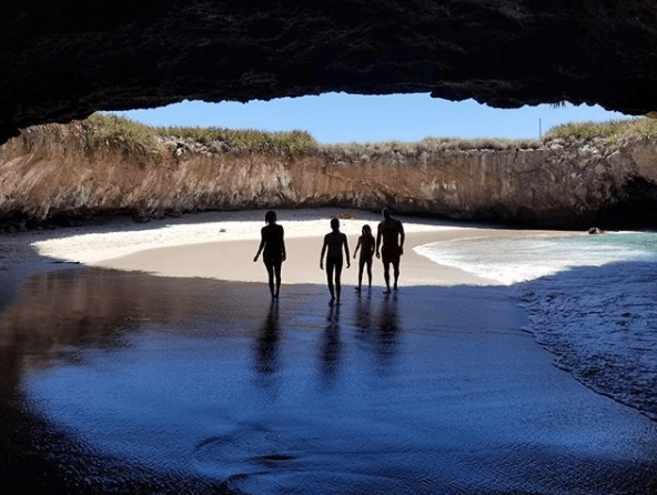 La conductora de Despierta América en otras ocasiones ha mencionado que ama los destinos turísticos de su país natal, por lo que en cada oportunidad aprovecha para recorrer México. En el 2018 la vimos con el amor de su vida y sus pequeñas en las Islas Marietas, Nayarit.
<br>