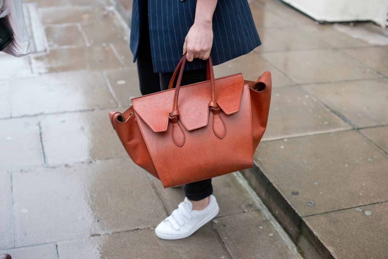 Bolso estructurado tipo maletín de temporada.