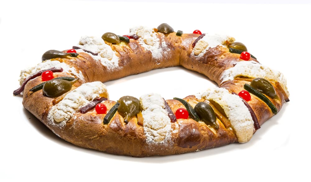 Cuando la costumbre de la rosca se trasladó a la Nueva España se convertiría en un motivo para reforzar la fe católica tras asociarla con el nacimiento de Jesús. Así, este pan adquiriría un especial simbolismo con cada uno de sus elementos.