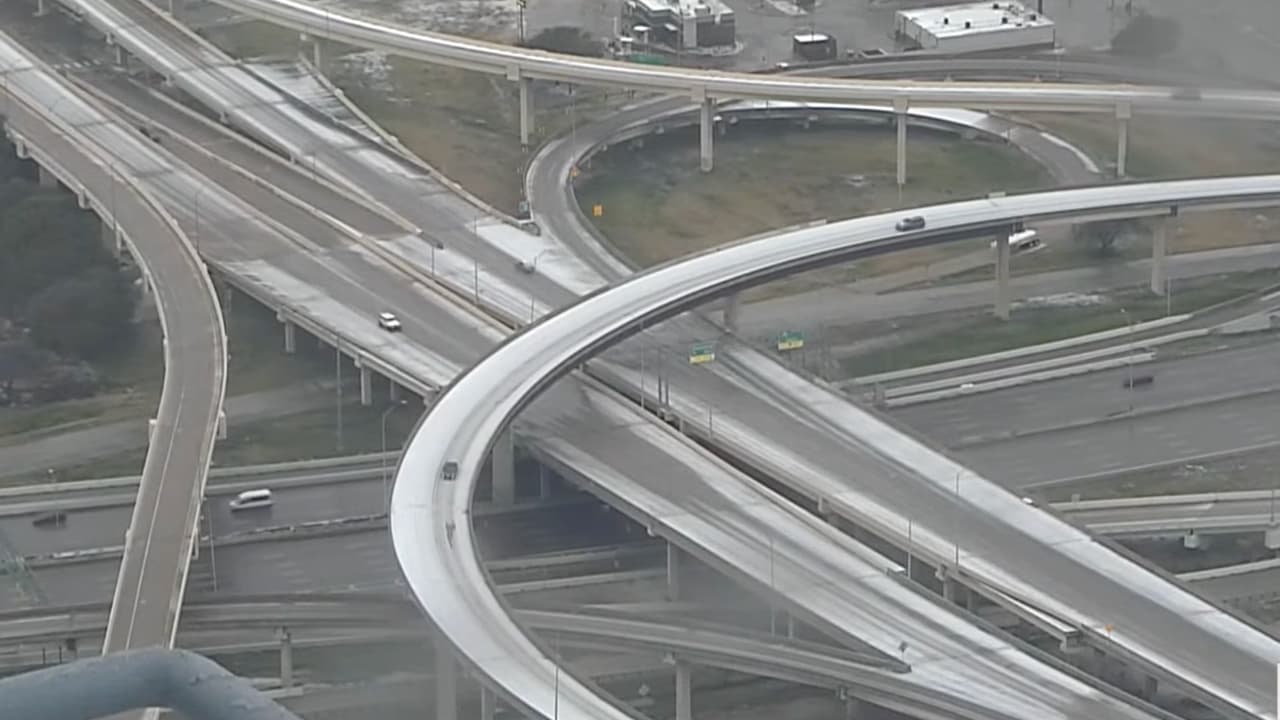 A las 8:30 AM, las autopistas de Dallas - Fort Worth lucían con algo de hielo y nieve, condiciones peligrosas por lo resbaladizas que pudieran convertirse con la caída de aguanieve. 
<b><a href="https://www.univision.com/local/dallas-kuvn/potente-frente-frio-deja-temperaturas-congelantes-en-el-norte-de-texas-fotos" target="_blank">¿Qué nos espera para las próximas horas? Puedes consultarlo aquí. </a></b>