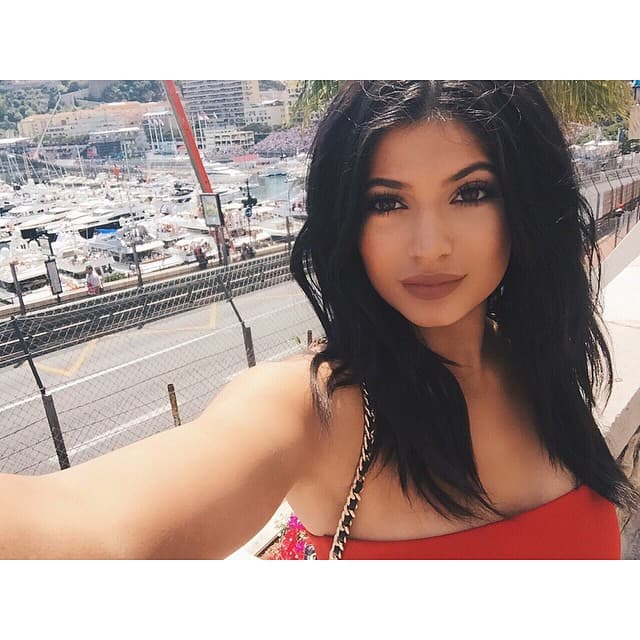 Hay una guapa jovencita con unos rasgos muy parecidos a los de la famosa Kylie.