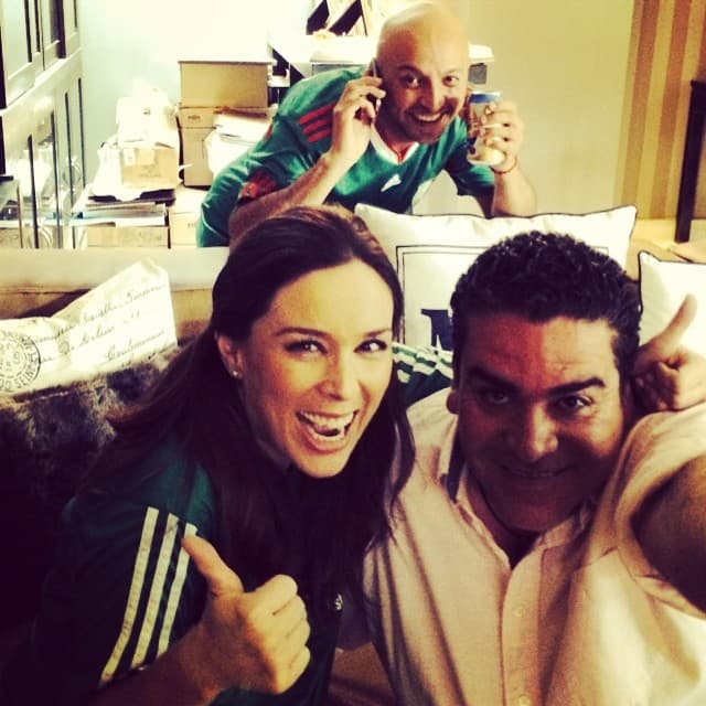 Y como buena fanática cuando juega México es la primera en ponerse la camiseta.