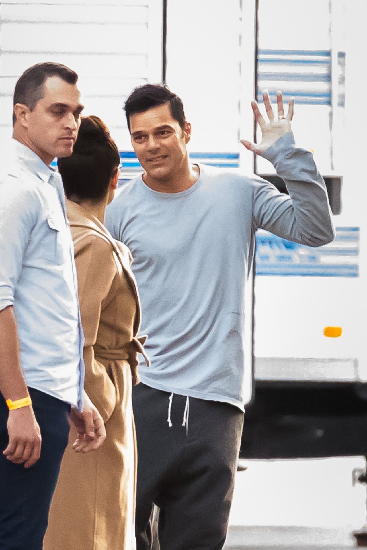 Si bien Ricky Martin no había dado a conocer más detalles de su unión con Jwan, la agencia Grosby Group reveló imágenes en las que el astro boricua fue captado portando un anillo en la mano izquierda mientras se encontraba junto a Penélope Cruz en el set de filmación de 'Versace: American Crime Story', en Los Angeles, CA.