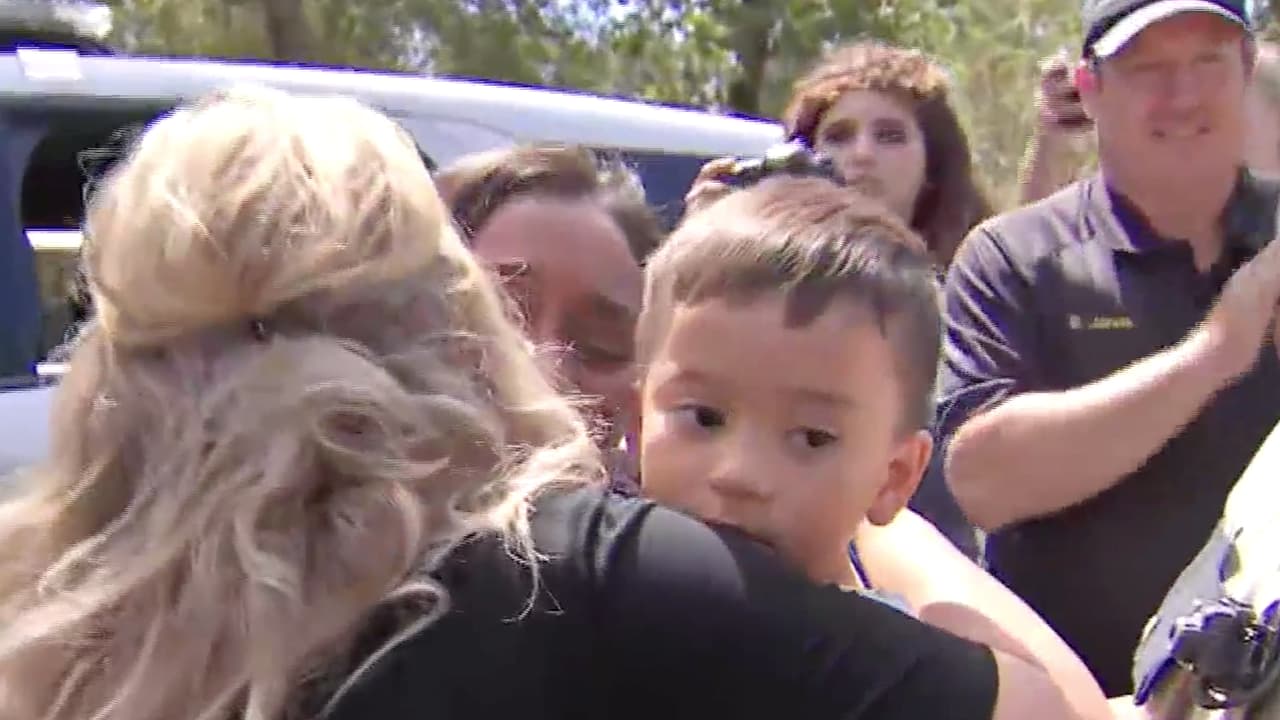 <b><a href="https://www.univision.com/local/houston-kxln/christopher-ramirez-desaparicion-texas">Christopher Ramírez</a></b> llegó a casa escoltado por policías y bomberos.