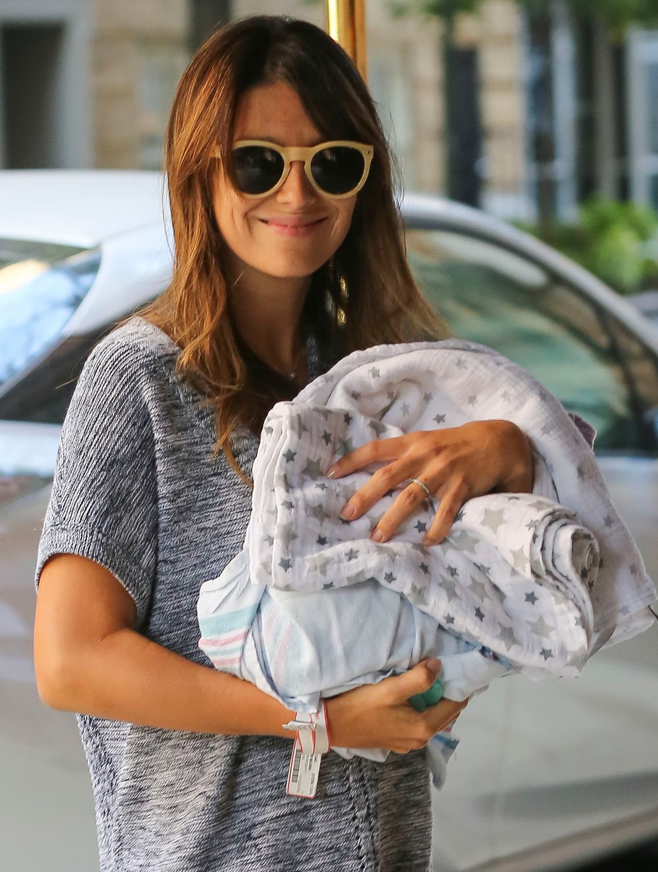 Con una enorme sonrisa en el rostro volvió a casa con su hijo en brazos.