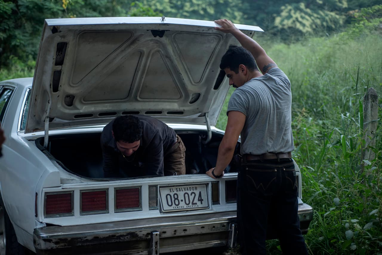 Una vez fuera del carro, organizó sus movimientos para sacar la cocaína de su guarida.