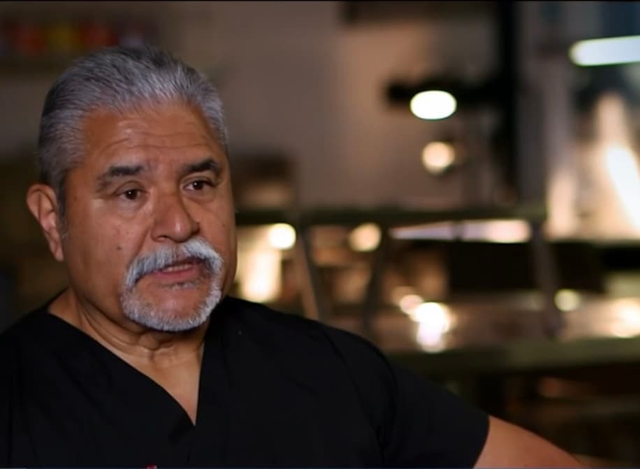 El caso llegó hasta Vidal Herrera, un hombre que hace 
<a href="https://www.univision.com/temas/autopsias">autopsias</a> independientes, quien decidió examinar el cuerpo sin costo alguno. “Inmediatamente supe que no era un suicidio porque la narrativa no tiene sentido. 
<b>Tiene demasiadas heridas que indican que ella peleó para defenderse”</b>, afirmó tajante. 
<br>