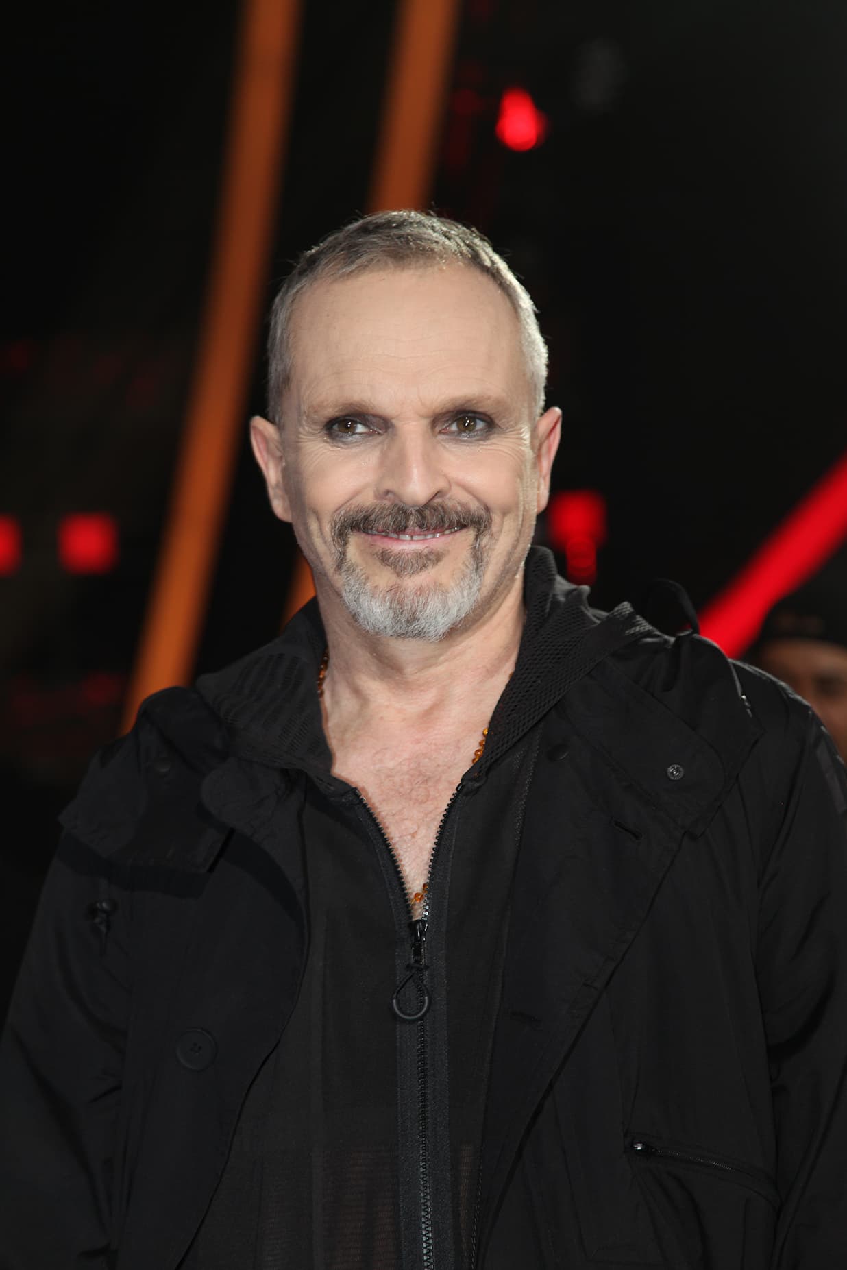 El único de los jueces de Pequeños Gigantes al que no hemos visto adueñarse del escenario y ofrecer un número musical es Miguel Bosé. Lo que es un hecho es que cuando lo ha pisado 
<b><a href="https://www.univision.com/shows/pequenos-gigantes/un-aplauso-para-miguel-bose-el-autor-intelectual-de-esta-conmovedora-leccion-de-talento-fotos">ha sido para dar lecciones de vida</a></b>.