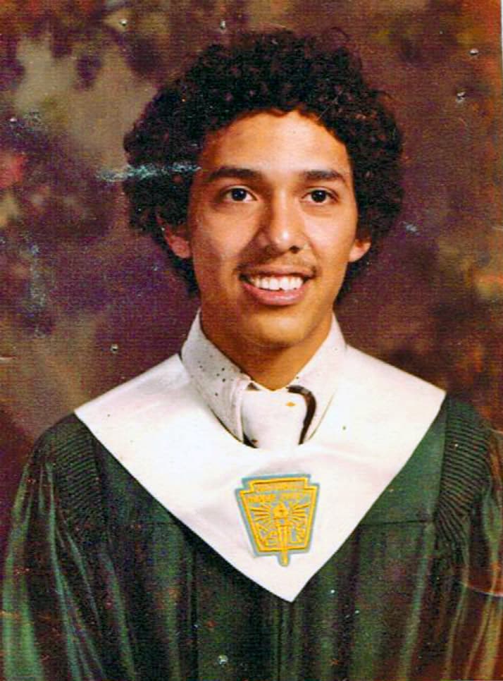 Aun cuando sus sueños eran convertirse en profesor de matemáticas, su papá lo motivó a estudiar ingeniería electrónica y esta decisión cambió por completo su vida.