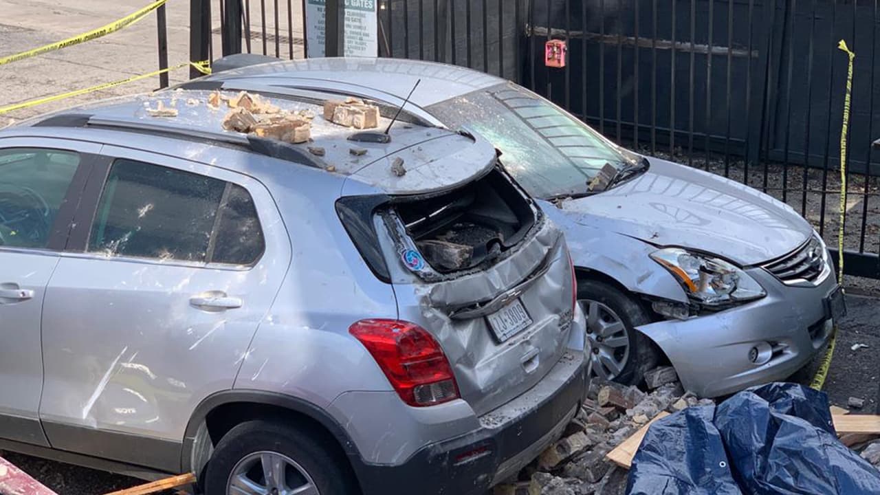 Los afectados llamaron a sus agencias de seguros para reportar los daños en sus automóviles.