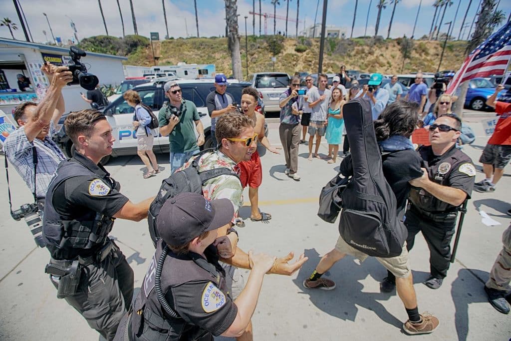 La Policía de Los Ángeles detuvo a dos manifestantes anti-Trump que protestaron contra la actividad convocada contra el extremismo islámico.
